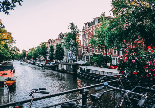 s Morgens vroeg een afspraak in Amsterdam? Boek een hotelkamer!